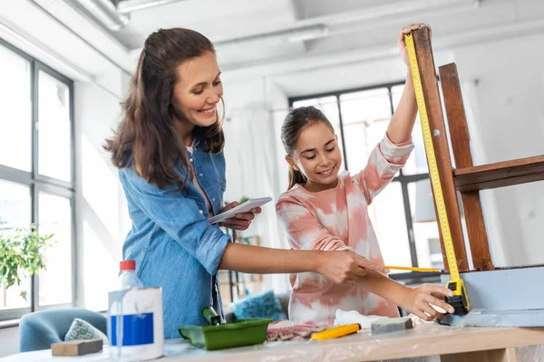 Mère et fille avec règle mesurant vieille table — Photo