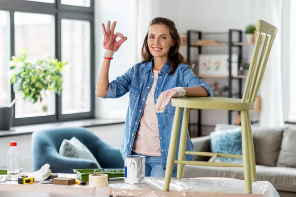 Mulher feliz renovando cadeira velha e mostrando ok — Fotografia de Stock