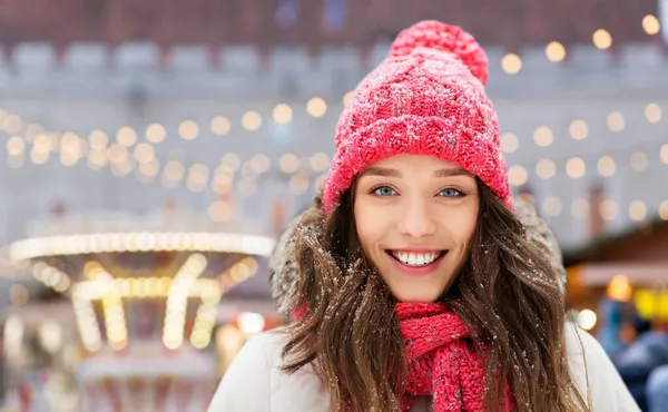 Szczęśliwy nastolatek dziewczyna w zimie na Boże Narodzenie światła — Zdjęcie stockowe
