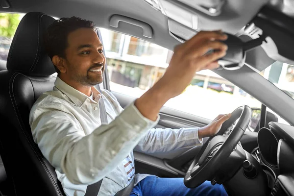 Ευτυχής ινδός άνθρωπος ή οδηγός προσαρμογή καθρέφτη στο αυτοκίνητο — Φωτογραφία Αρχείου