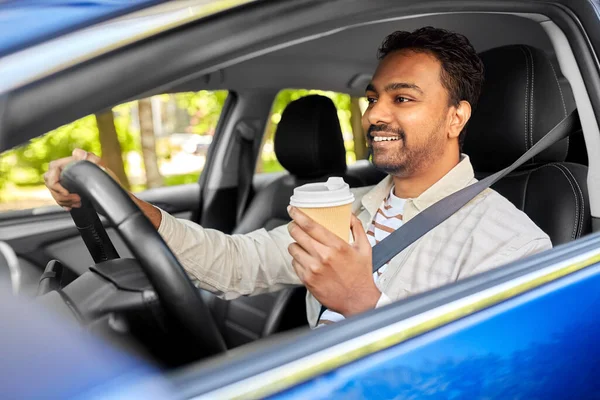 커피를 운전하는 행복 한 인도 남자나 운전자 — 스톡 사진