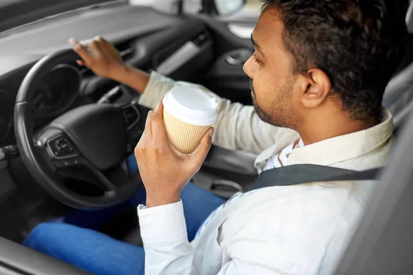 Trött indian man eller förare med kaffe körning bil — Stockfoto