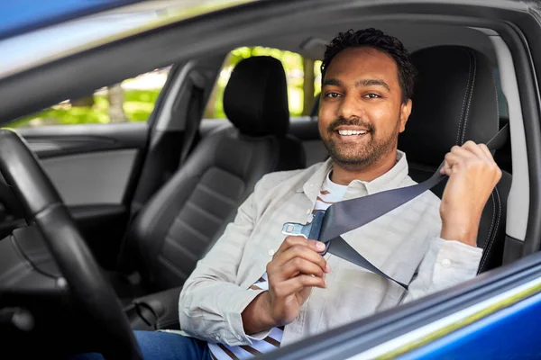 Sorridente conducente indiano allacciare la cintura di sicurezza in auto — Foto Stock