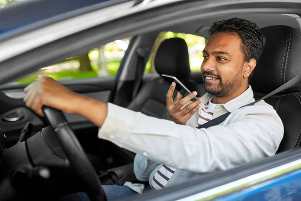 Homem dirigindo carro e gravação de voz por smartphone — Fotografia de Stock