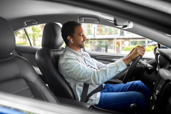 Muž nebo řidič s bezdrátovými sluchátky řízení auta — Stock fotografie