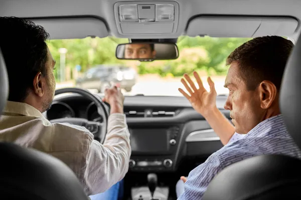 Istruttore di scuola guida auto insegnamento conducente maschile Fotografia Stock