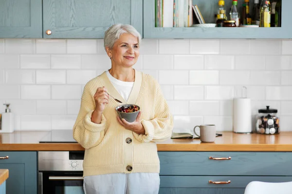 Mujer con cereal para el desayuno en la cocina en casa — Foto de Stock