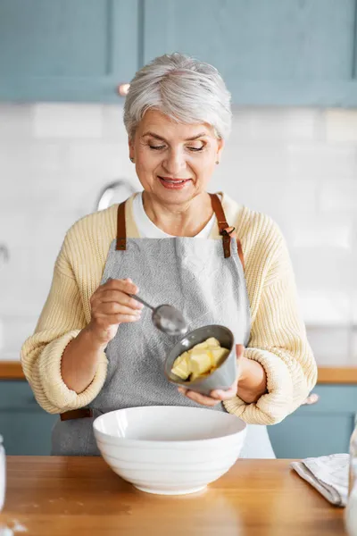 Mujer feliz cocinando comida en la cocina en casa — Foto de Stock