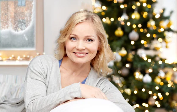 Retrato de mujer feliz en casa en Navidad —  Fotos de Stock