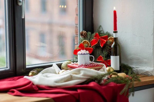 Kerstlekkernijen en decoraties op vensterbank — Stockfoto