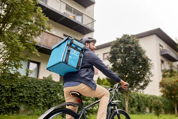 Homem de entrega indiana com saco andar de bicicleta — Fotografia de Stock
