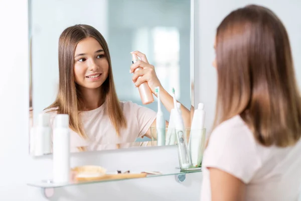 Teenager-Mädchen benutzt Haarstyling-Spray im Bad — Stockfoto