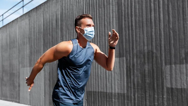 屋外で走っている医療用マスクの若者 — ストック写真