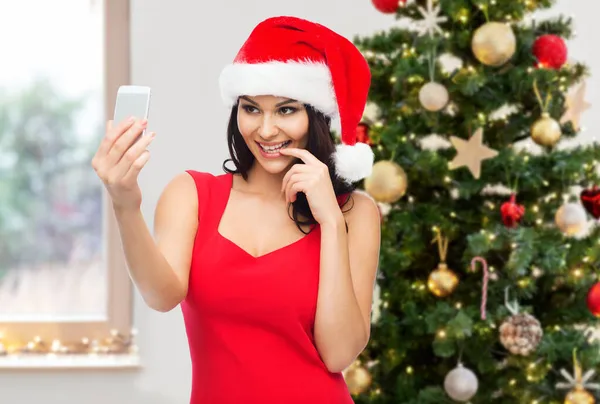 Vrouw in Kerstman hoed selfie nemen door smartphone — Stockfoto