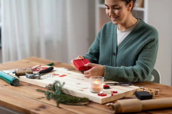 Kvinna gör adventskalender på jul hemma — Stockfoto