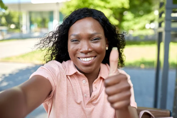 Šťastný africký americký žena přičemž selfie ve městě — Stock fotografie