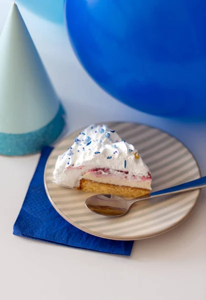 Pedazo de pastel de cumpleaños, sombrero de fiesta y globos — Foto de Stock