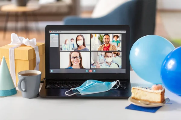 Laptop videohívással vagy online születésnapi bulival — Stock Fotó