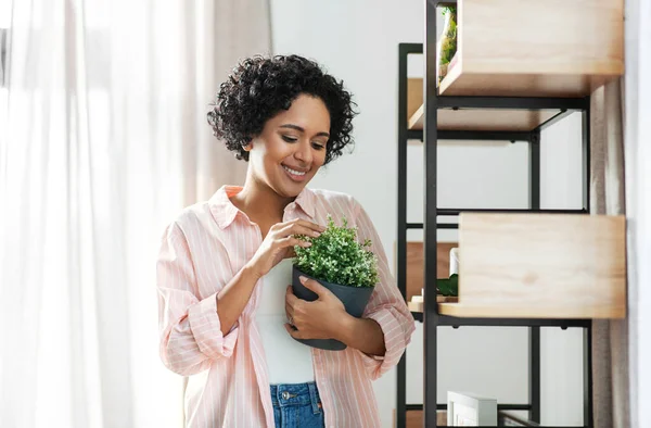 Femme décoration maison avec fleur ou plante d'intérieur — Photo