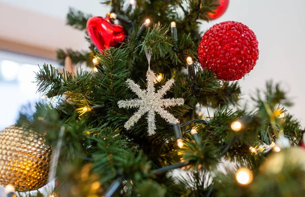Close up de decoração floco de neve na árvore de natal — Fotografia de Stock