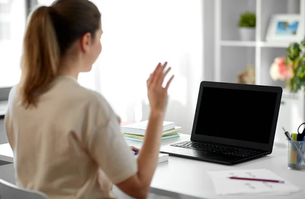 Treacher con portátil que tiene videollamada en casa — Foto de Stock