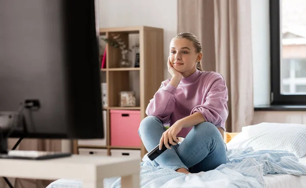 행복 한 웃는 소녀 가 집에서 TV 를 보고 — 스톡 사진