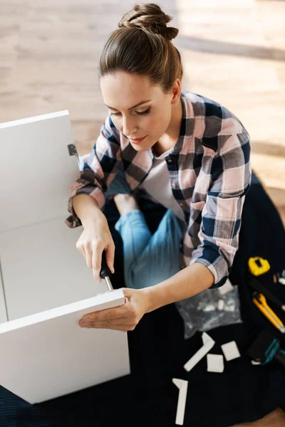 Woman assembling furniture at home — Stock Photo, Image