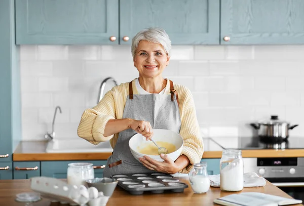 Mujer feliz cocinando comida en la cocina en casa — Foto de Stock