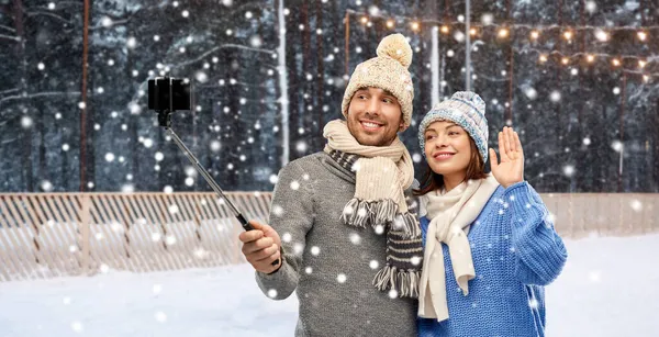 Casal feliz em roupas de inverno tomando selfie — Fotografia de Stock