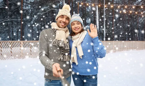 Glückliches Paar in Winterkleidung macht Selfie — Stockfoto