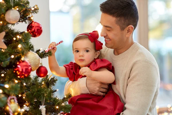 Mutlu baba ve kız bebek Noel ağacını süslüyor. — Stok fotoğraf