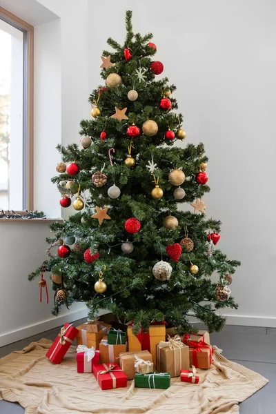 Noel ağacının altında hediyeler. — Stok fotoğraf