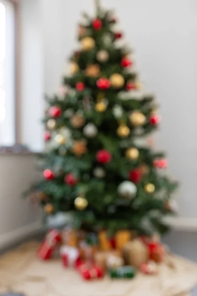 Rozmazané zdobené vánoční stromeček doma — Stock fotografie