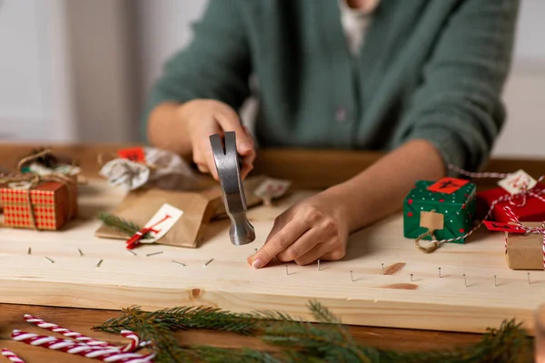 Женщина делает рождественский календарь на Рождество дома — стоковое фото
