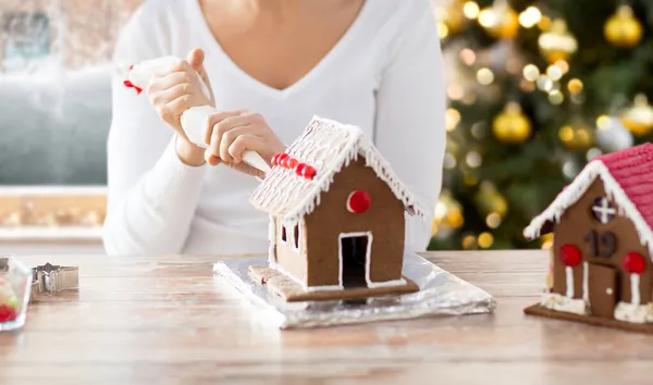 Nahaufnahme einer Frau, die Lebkuchenhaus herstellt — Stockfoto