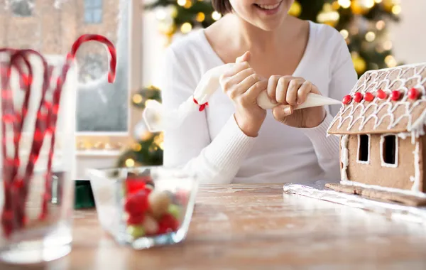 Nahaufnahme einer Frau, die Lebkuchenhaus herstellt — Stockfoto