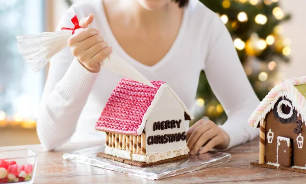 Nahaufnahme einer Frau, die Lebkuchenhaus herstellt — Stockfoto