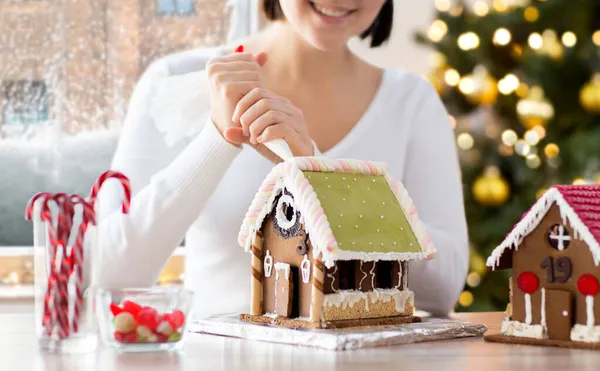 Nahaufnahme einer Frau, die Lebkuchenhaus herstellt — Stockfoto