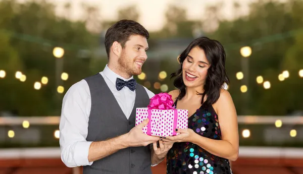 Doğum günü partisinde hediye kutusu ile mutlu çift — Stok fotoğraf