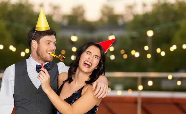 楽しいパーティーの爆竹と幸せなカップル — ストック写真