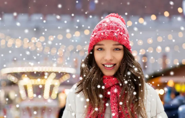 Happy teenage girl in winter over christmas lights — Stock Photo, Image