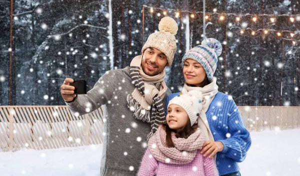Lycklig familj tar Selfie av Smartphone — Stockfoto
