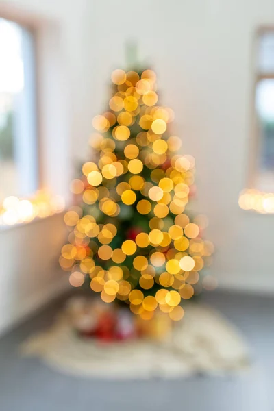 Borrosa árbol de navidad luces en casa —  Fotos de Stock