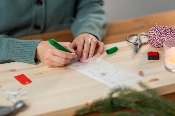 Ruce se vzorníkem a značkovačem kreslení na Vánoce — Stock fotografie