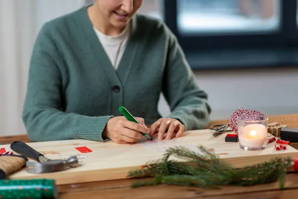 Mulher com estêncil e desenho marcador no Natal — Fotografia de Stock