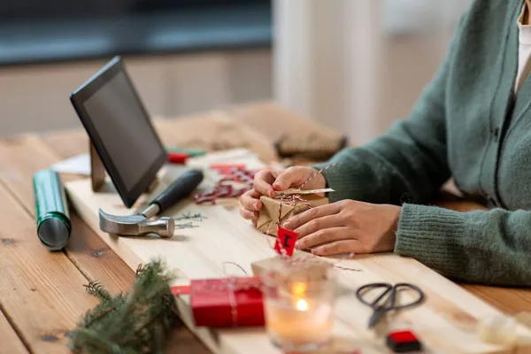 Mulher com tablet pc embalagem presente de Natal — Fotografia de Stock