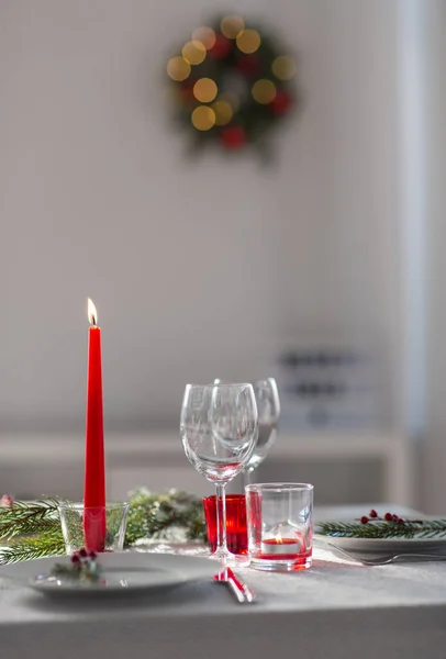 Χριστουγεννιάτικο δείπνο τραπέζι που σερβίρει στο σπίτι — Φωτογραφία Αρχείου