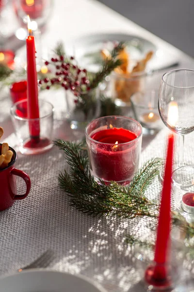 Mesa de jantar de Natal servindo em casa — Fotografia de Stock