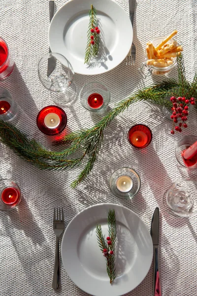 Mesa de jantar de Natal servindo em casa — Fotografia de Stock