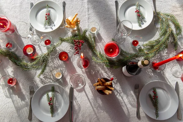 Karácsonyi vacsora asztal szolgálja otthon — Stock Fotó